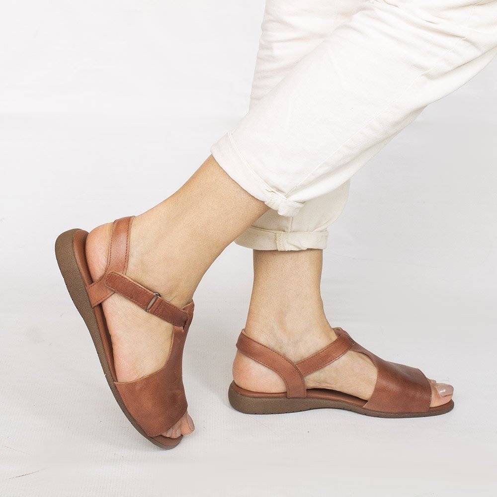 Sandália Zatta Flat em Couro Elaine Caramelo Marrom 2