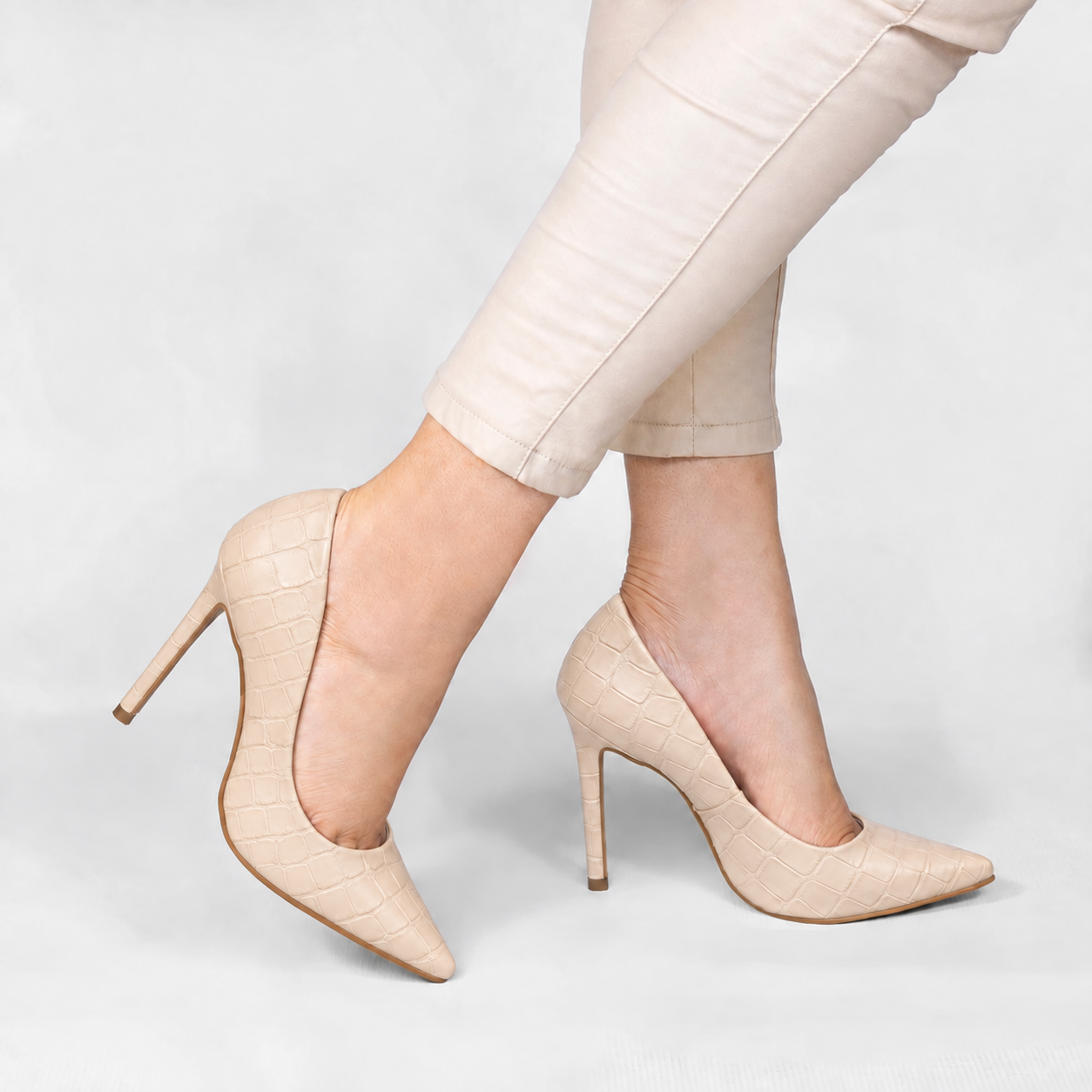 Scarpin Bico Fino Salto Suzy Amendoa Bege 4