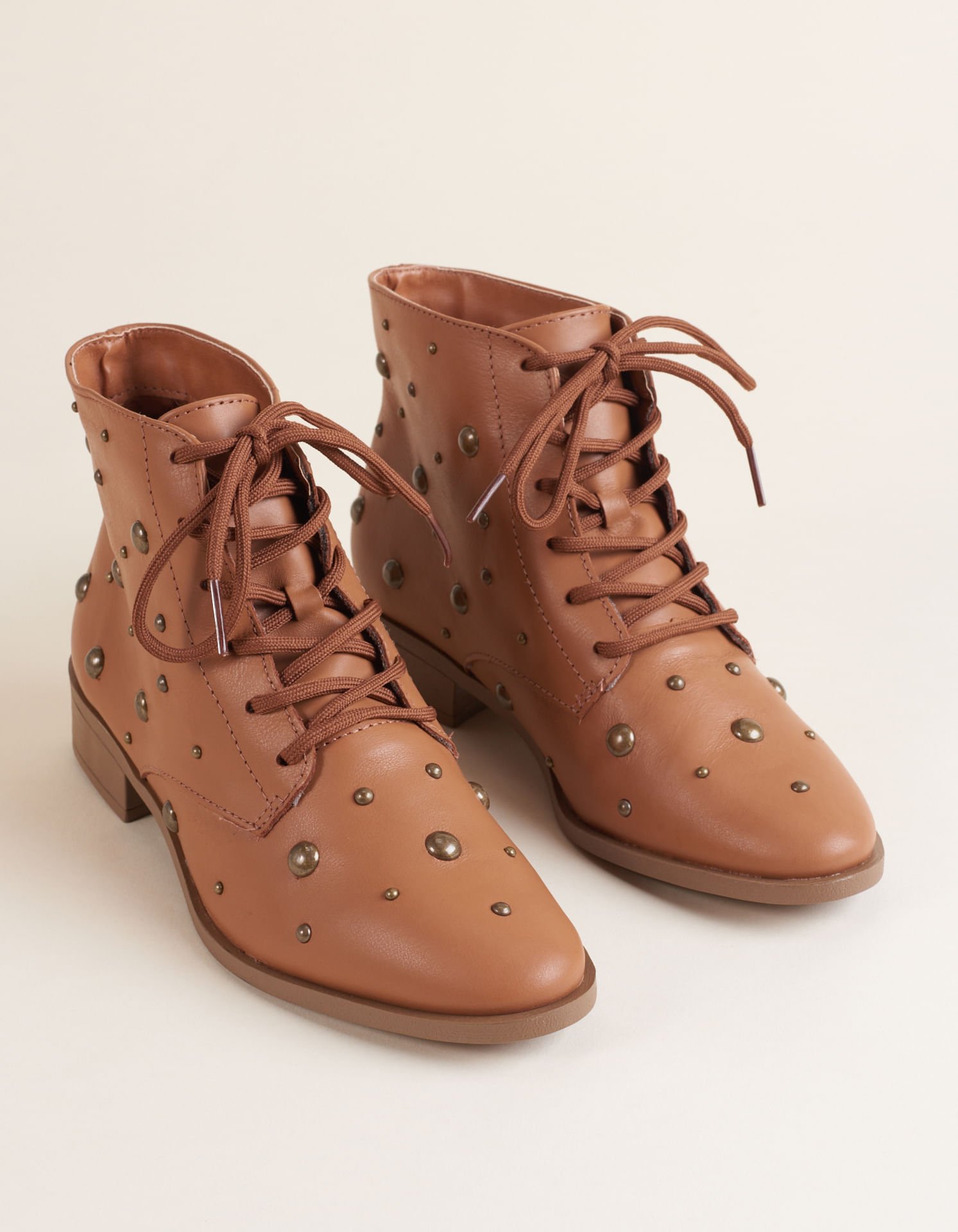 Bota Couro Cadarço Detalhes Metais - Caramelo