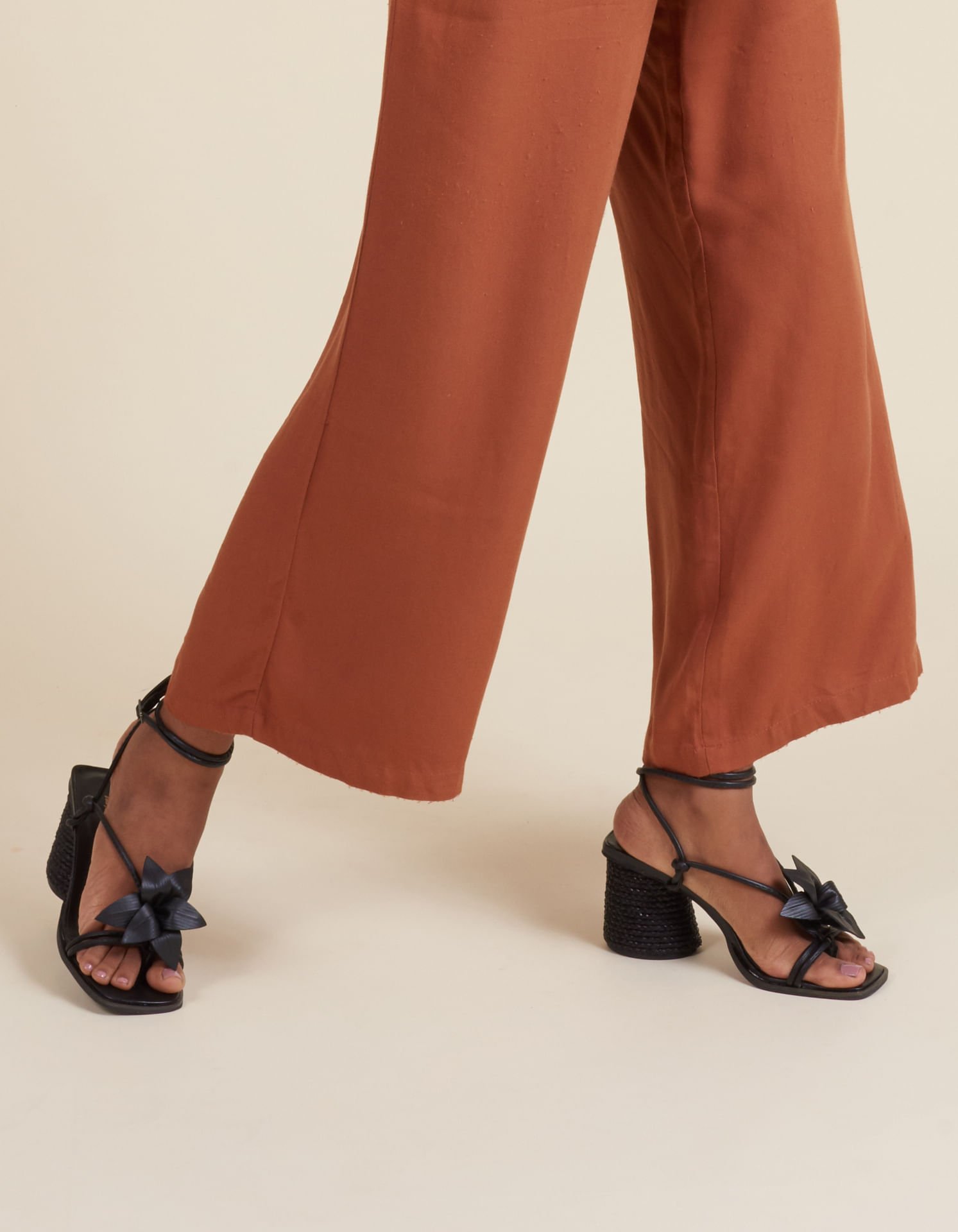 Sandália Alta Soft com Flor de Couro - Preto Preto 4