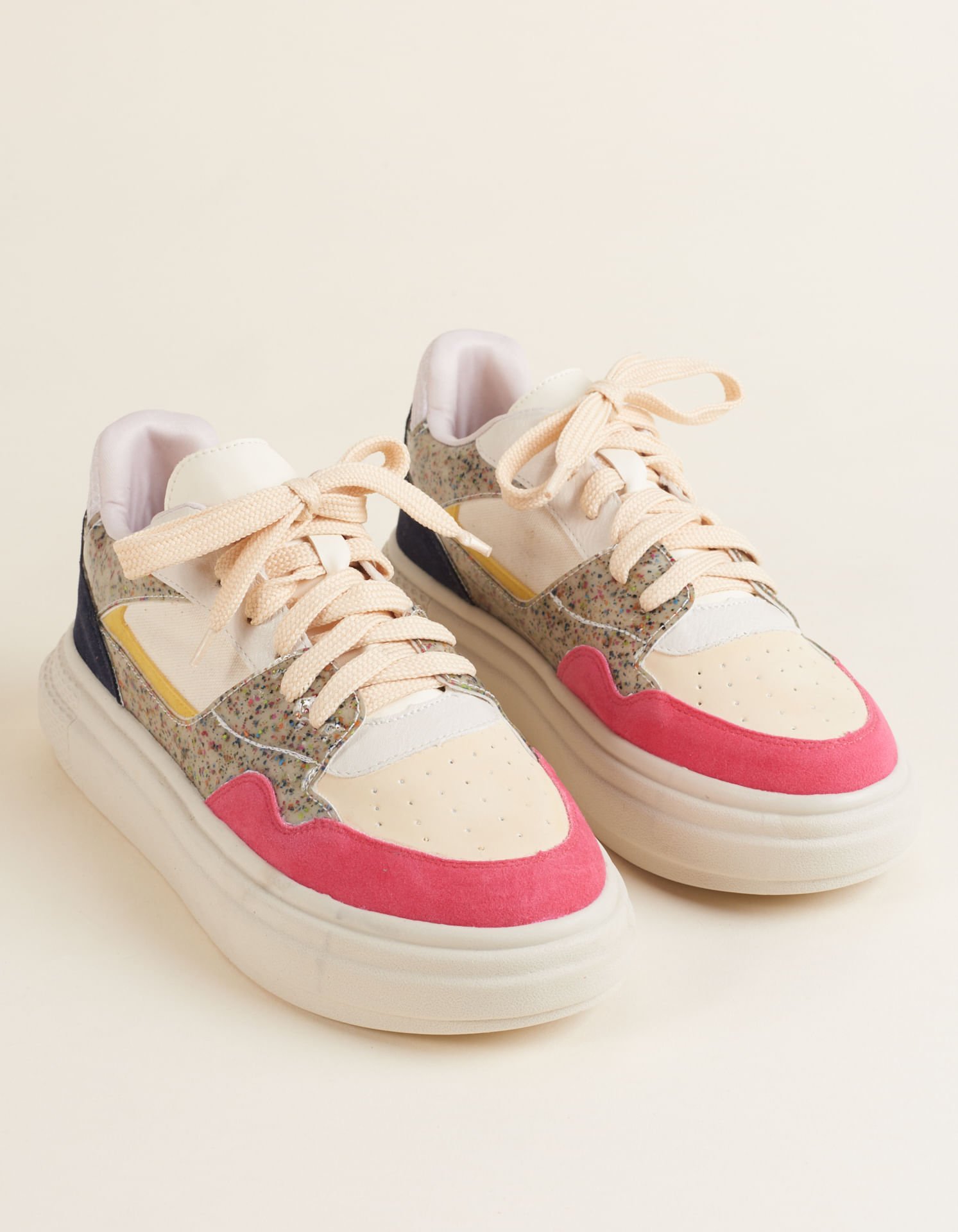 Tênis com Mix de Materiais e detalhes Coloridos - Unica Branco 2