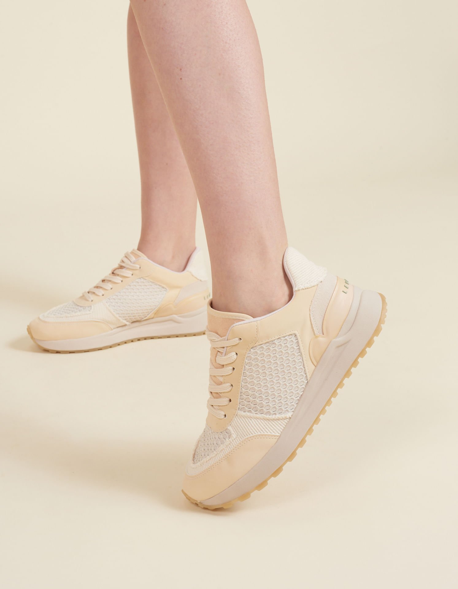 Tênis esportivo Mix Materiais com Recortes e Glitter - Unica