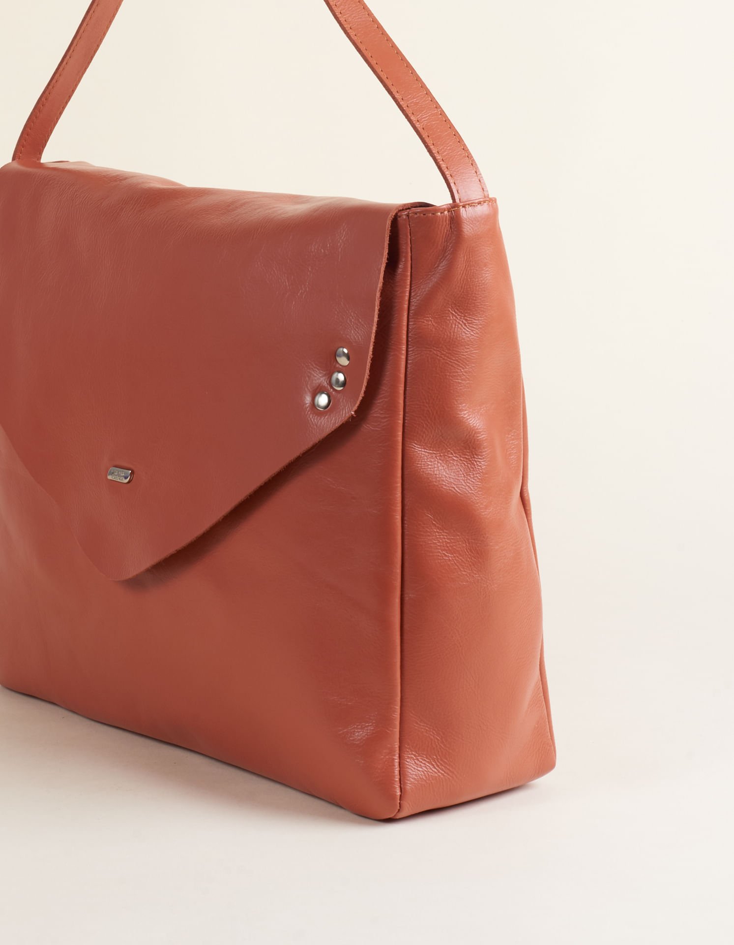 Bolsa média couro apliques metal - Camel Camel 2