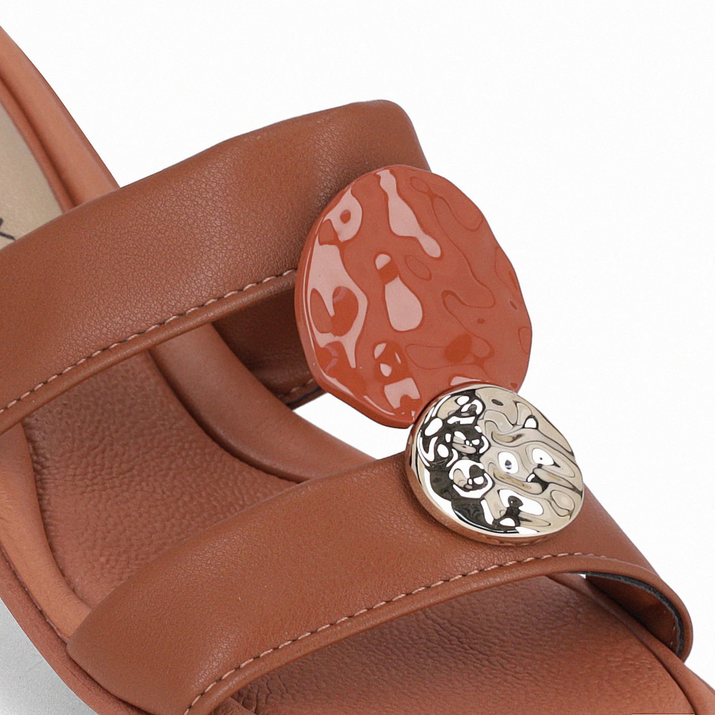 Tamanco Taila Salto Baixo Ocre Marrom 4
