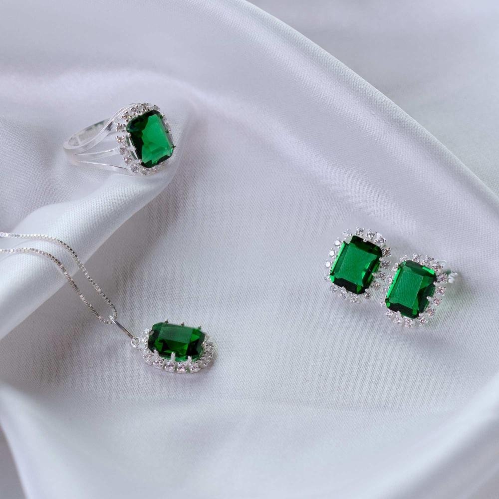Anel de Prata Coleção Queens Cristal Esmeralda 8x10 e Zircônias Brancas Prata 4