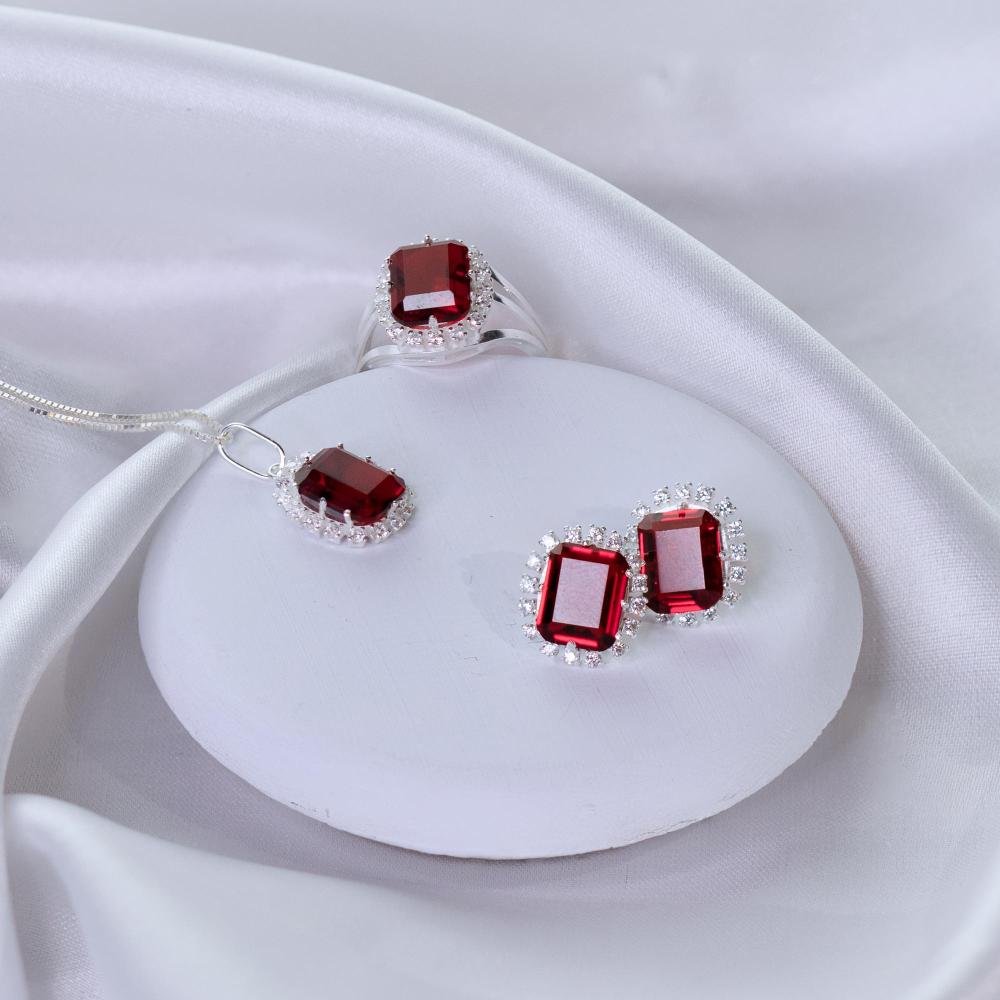 Anel de Prata Coleção Queens Cristal Safira Rubi 8x10 e Zircônias Brancas Prata 3