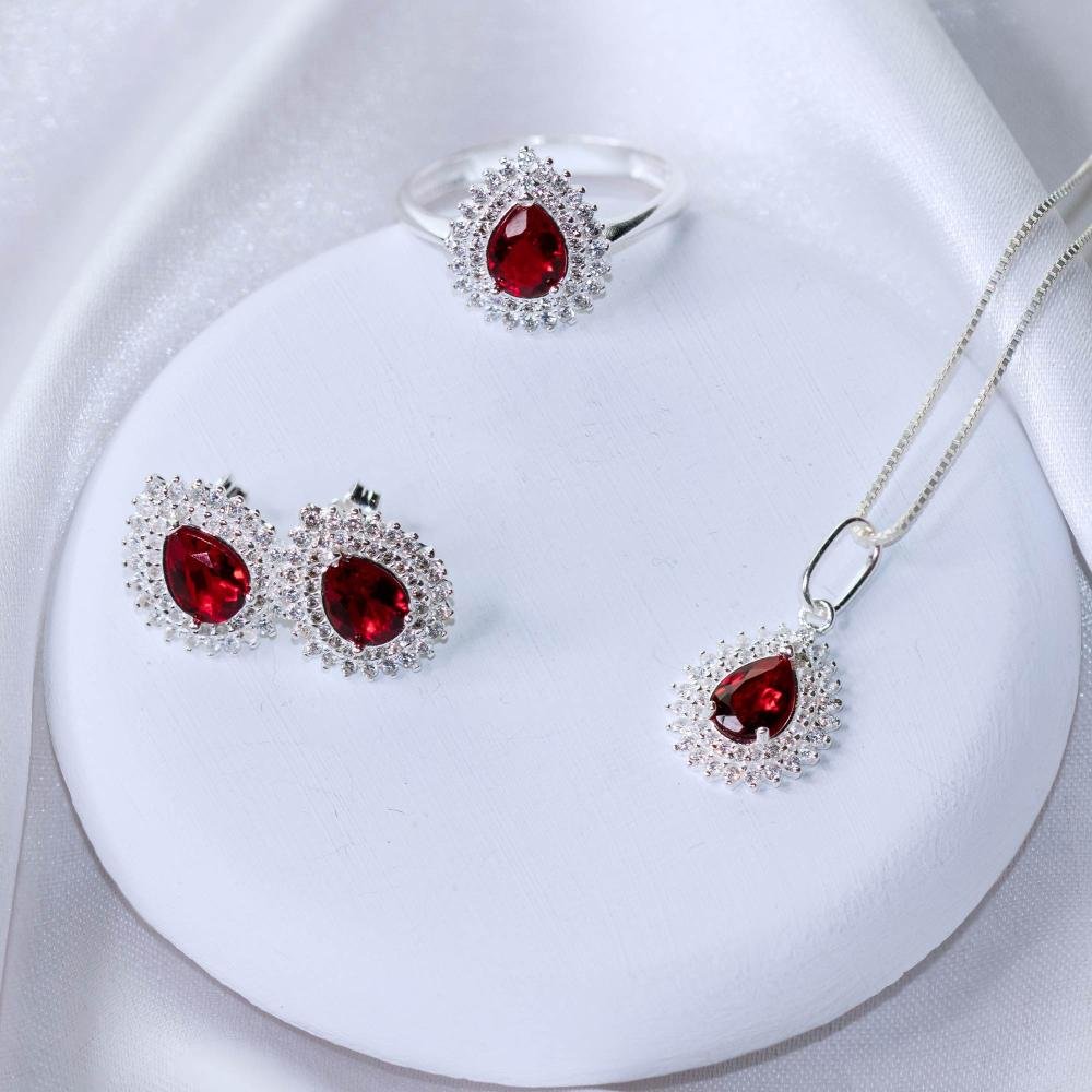 Anel de Prata Coleção Queens Cristal Rubi 5x7 e Zircônias Brancas Prata 2