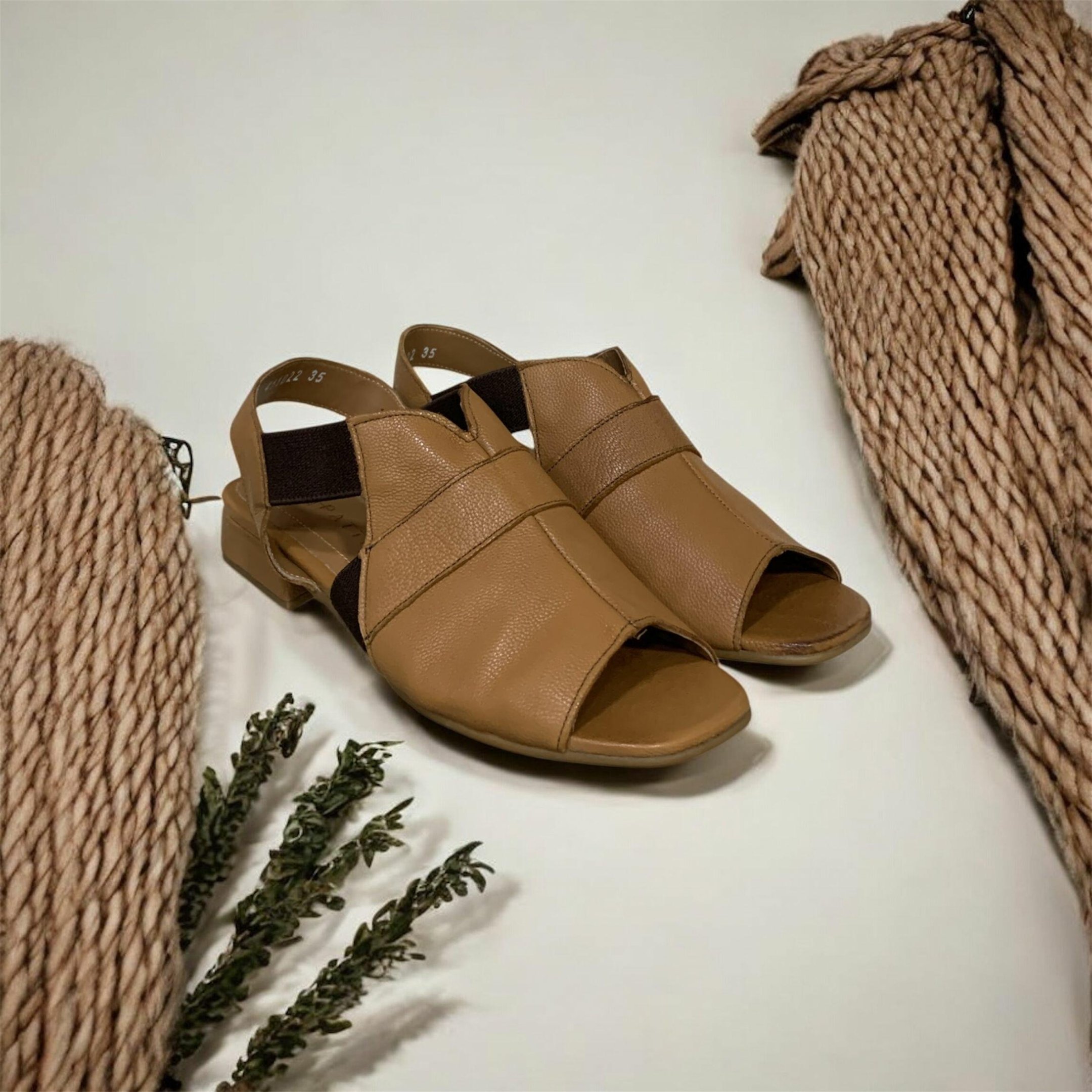 Sandália Feminina em Couro Salto Baixo 411022 Marrom 3