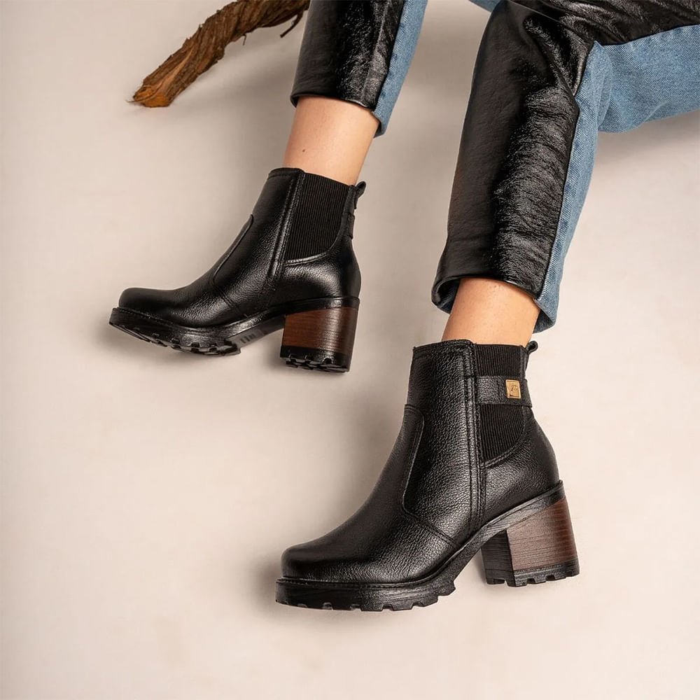 Bota Cano Curto Salto Boco em Couro Preto 2