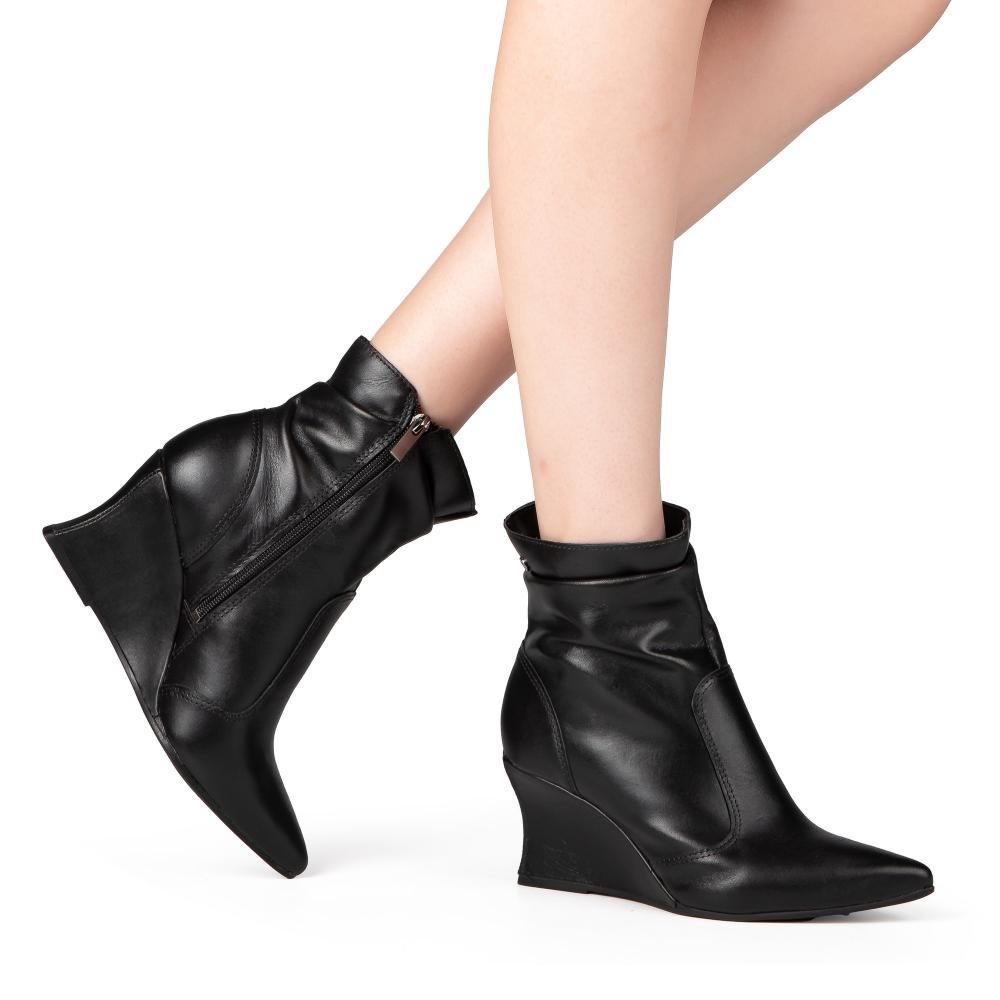 Bota Tanara Em Couro de Cano Curto Feminina T9651 Preto 2