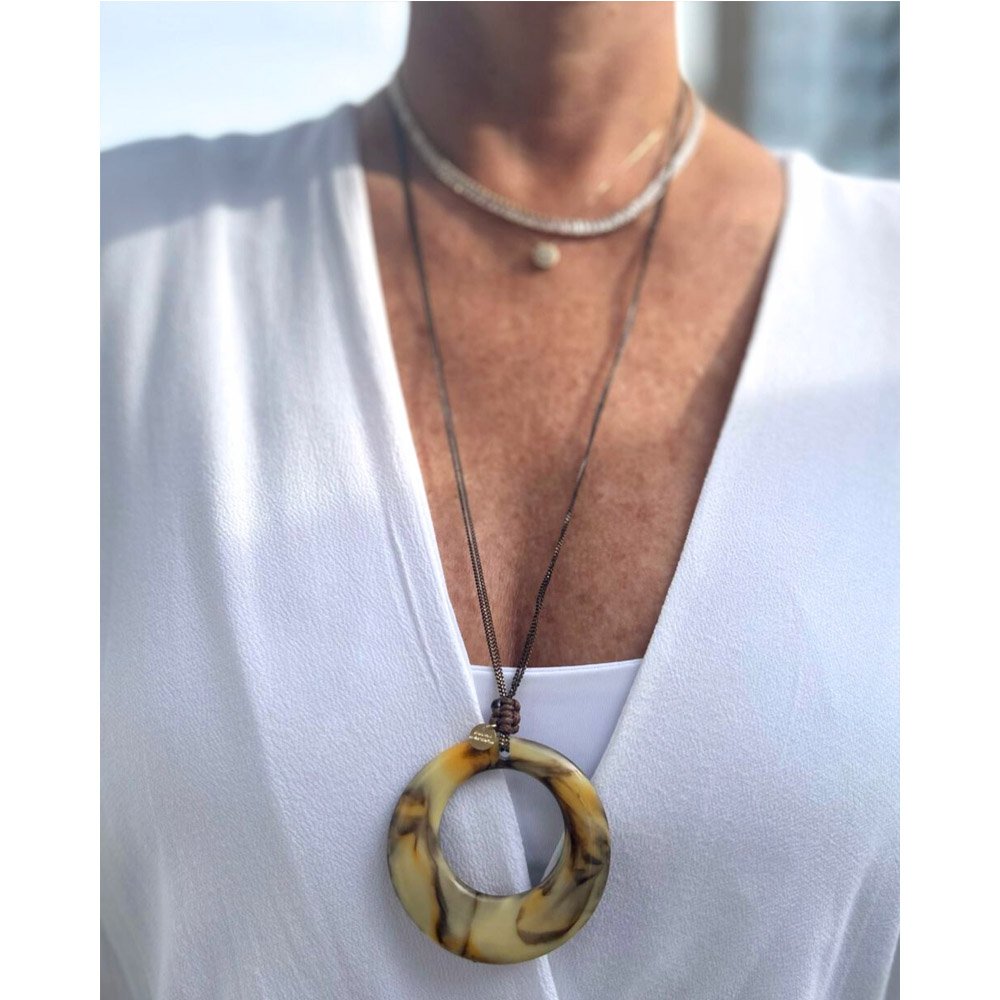 Colar Feminino Longo Resina Marmorizada Preto 3