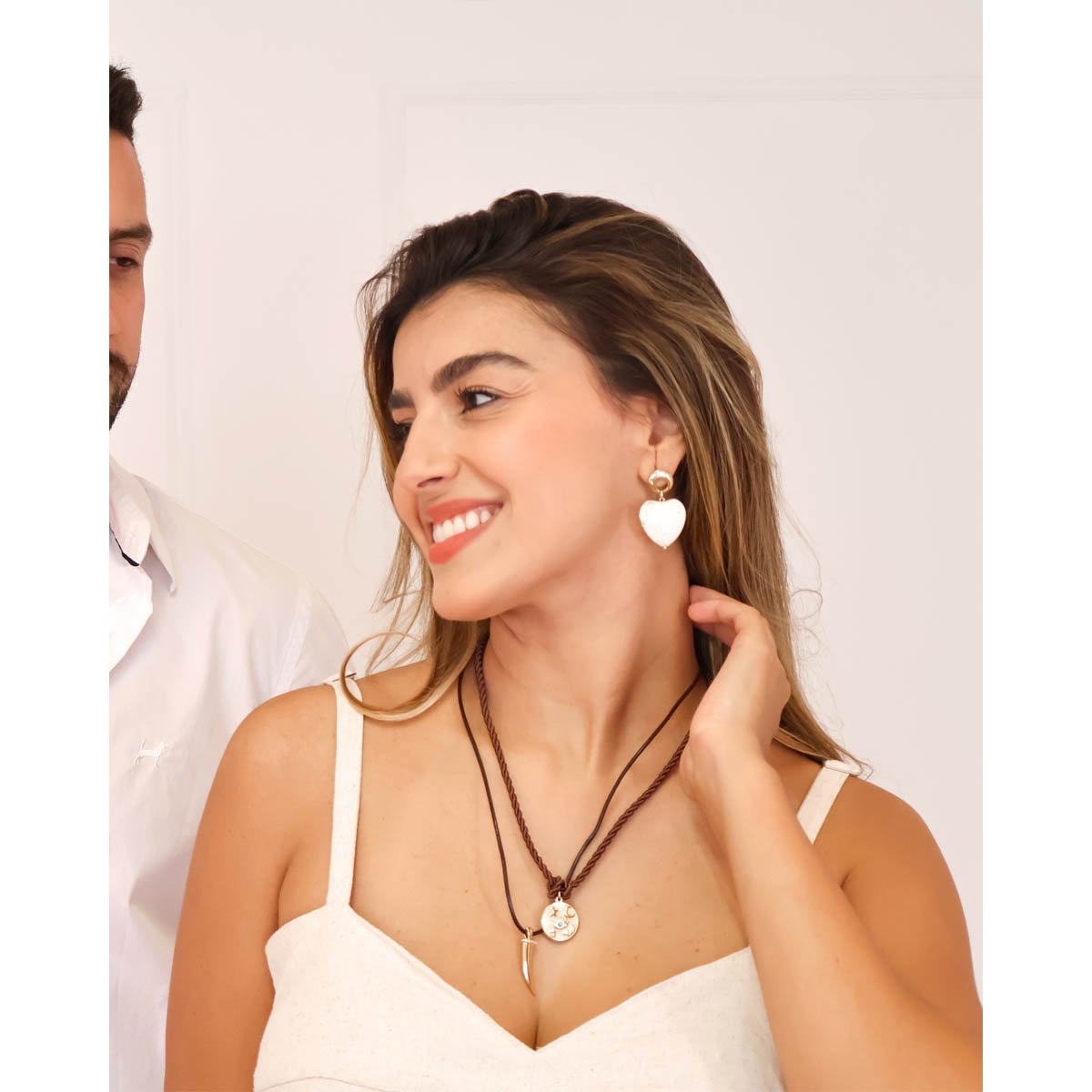 Colar Feminino Longo Dente Dourado Marrom 3