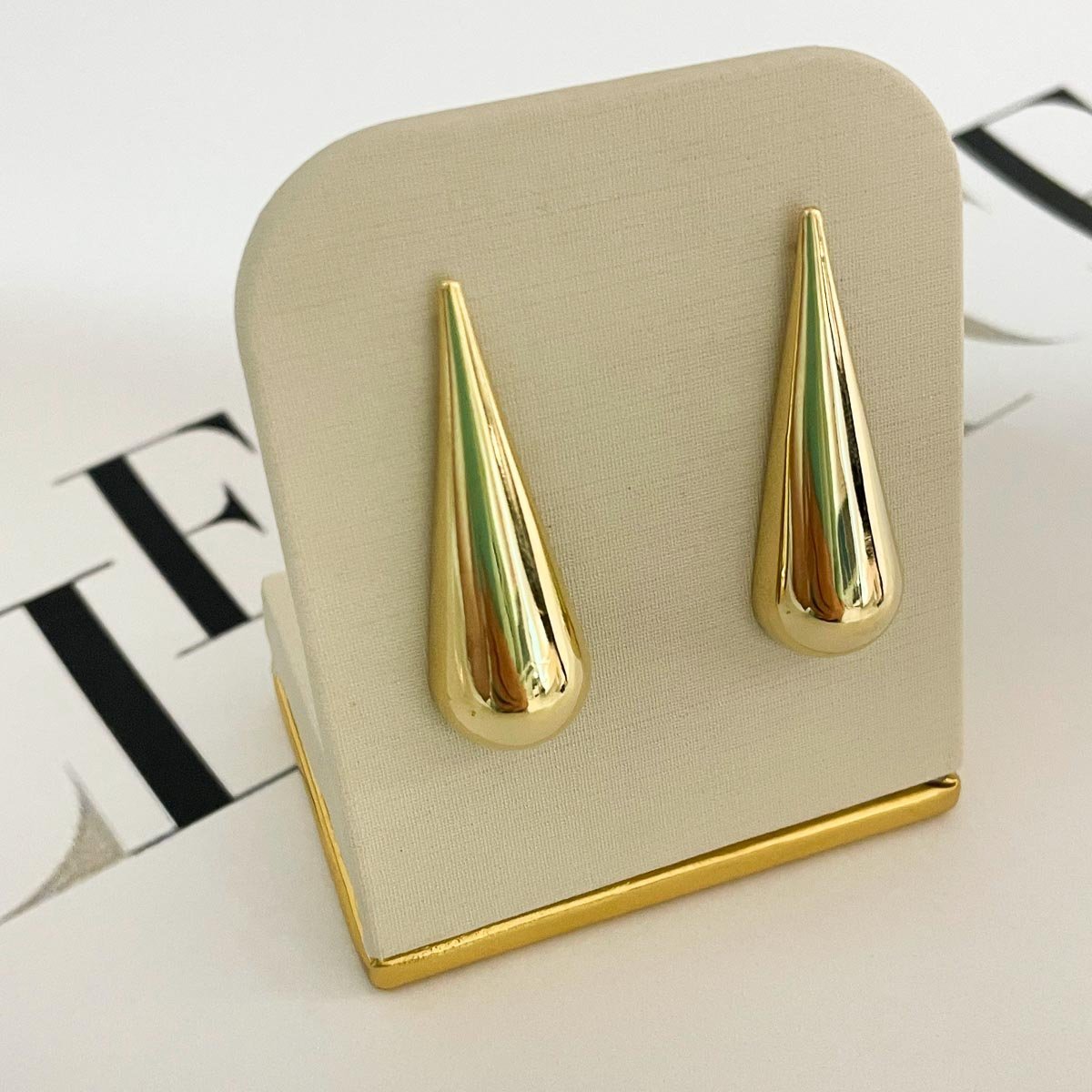 Brinco Gota Lisa Fina Comprida Semijoia - Banhado a Ouro 18k Dourado 2