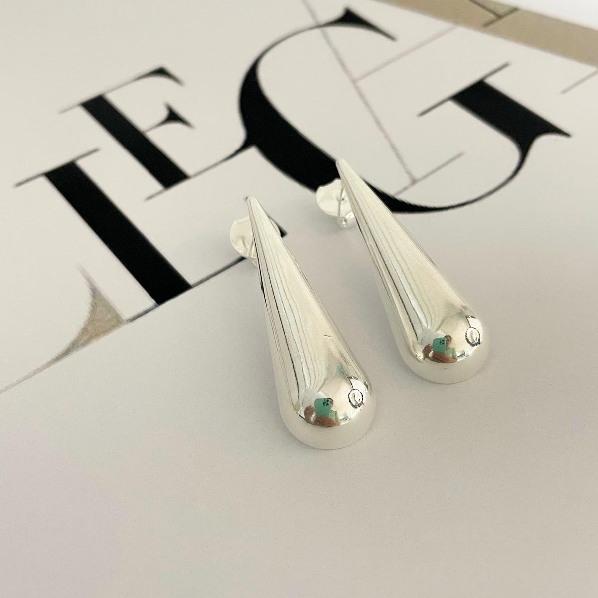 Brinco Gota Lisa Fina Comprida Semijoia - Banhado a Ouro 18k Dourado 4