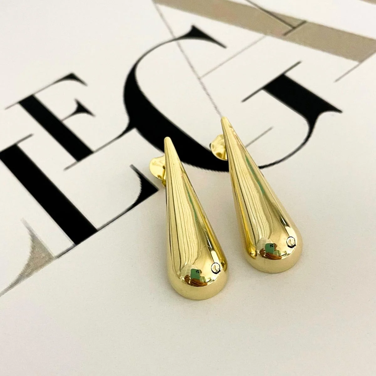 Brinco Gota Lisa Fina Comprida Semijoia - Banhado a Ouro 18k Dourado 5