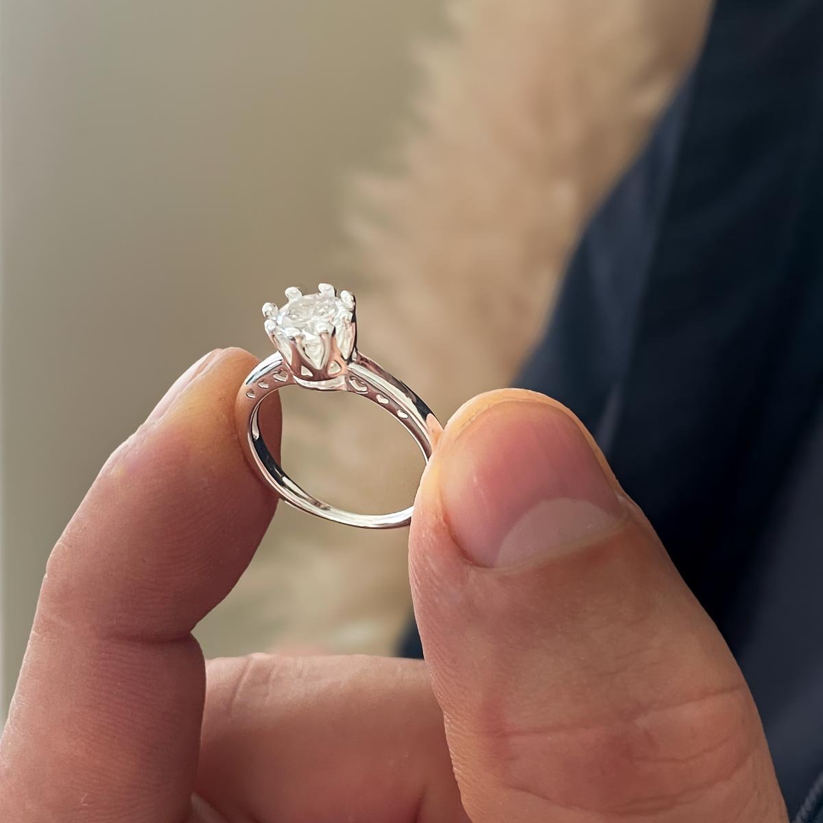 Anel Solitario com Detalhes Laterais Prata 925 - 21 Prata 2