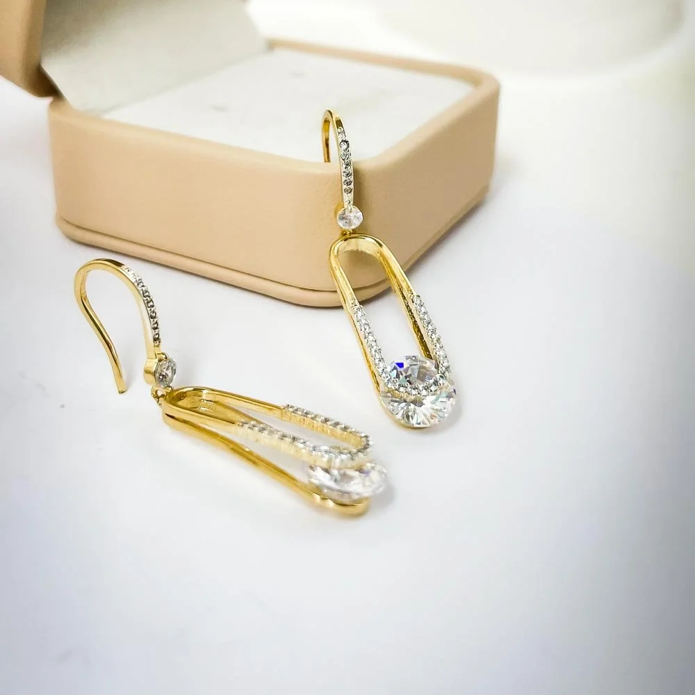 Brinco Luxuoso Gancho Cravejado com Ponto de Luz Banhado a Ouro 18k Dourado 2