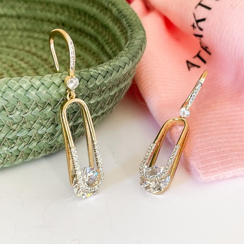 Brinco Luxuoso Gancho Cravejado com Ponto de Luz Banhado a Ouro 18k Dourado 4