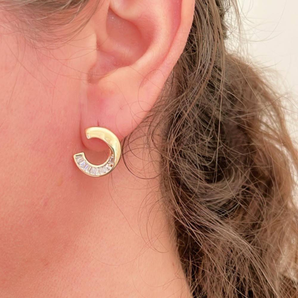 Brinco Meio Circulo cravejado Banhado a Ouro 18k Dourado 2