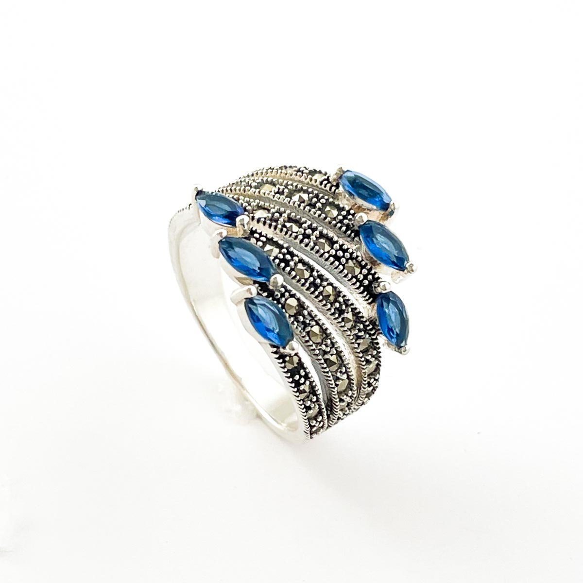 Anel delicado com Safira Indiana e Marcassitas Prata 925