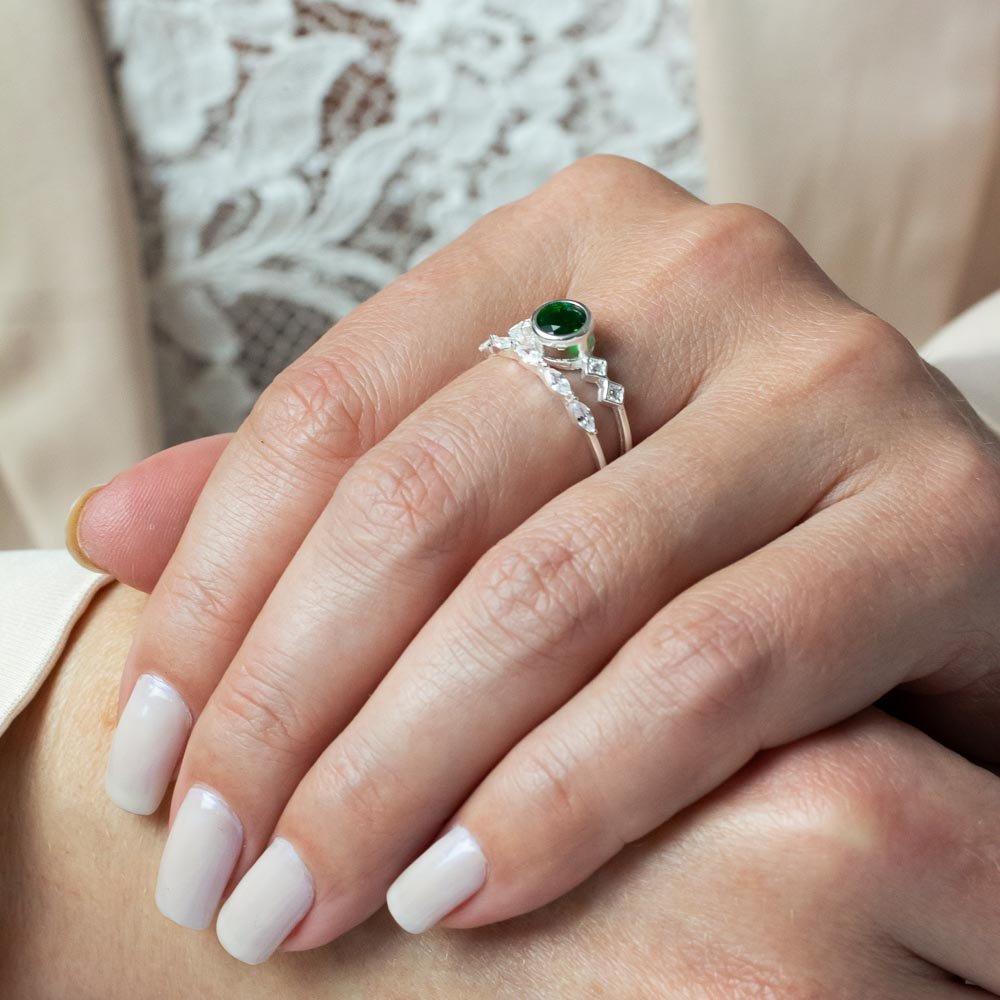 Anel Elegante Solitário Verde e Detalhe Cravejado Prata 925 Prata/Verde 2