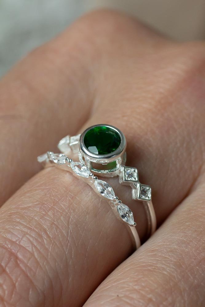 Anel Elegante Solitário Verde e Detalhe Cravejado Prata 925 Prata/Verde 3