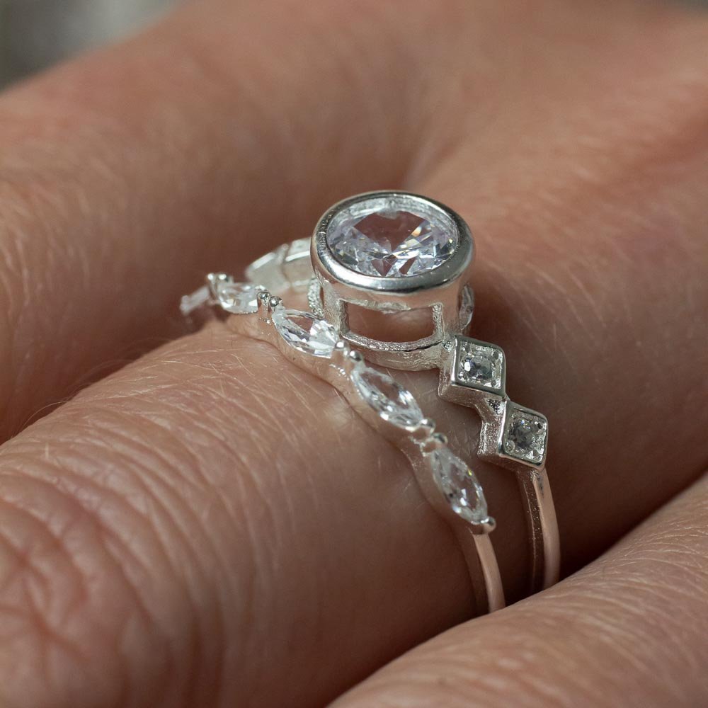 Anel Solitário com Zircônia Cristal e Cravejado em Prata 925 Prata 2