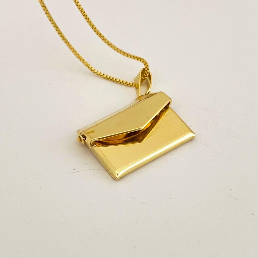 Colar relicário Carta Banhado a ouro 18k Dourado 1