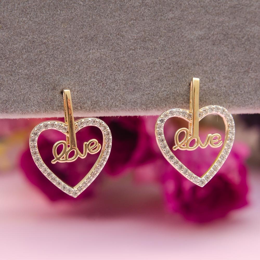 Brinco Coração Cravejado de Zircônia com a descrição Love Banhado em Ouro 18K Dourado 3