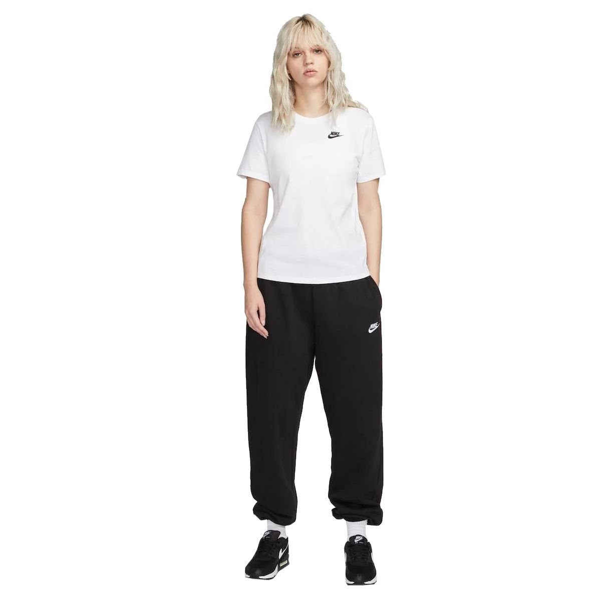 Camiseta Nike Sportswear Club Essentials Feminina DX7902-100