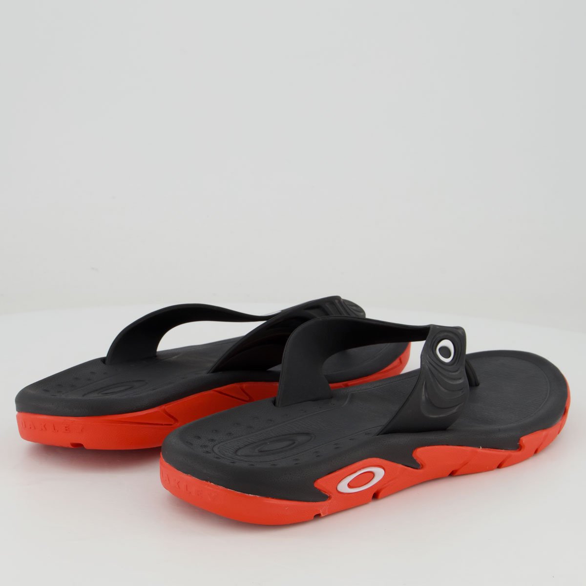 Chinelo Oakley Crowd Preto e Vermelho Preto 4