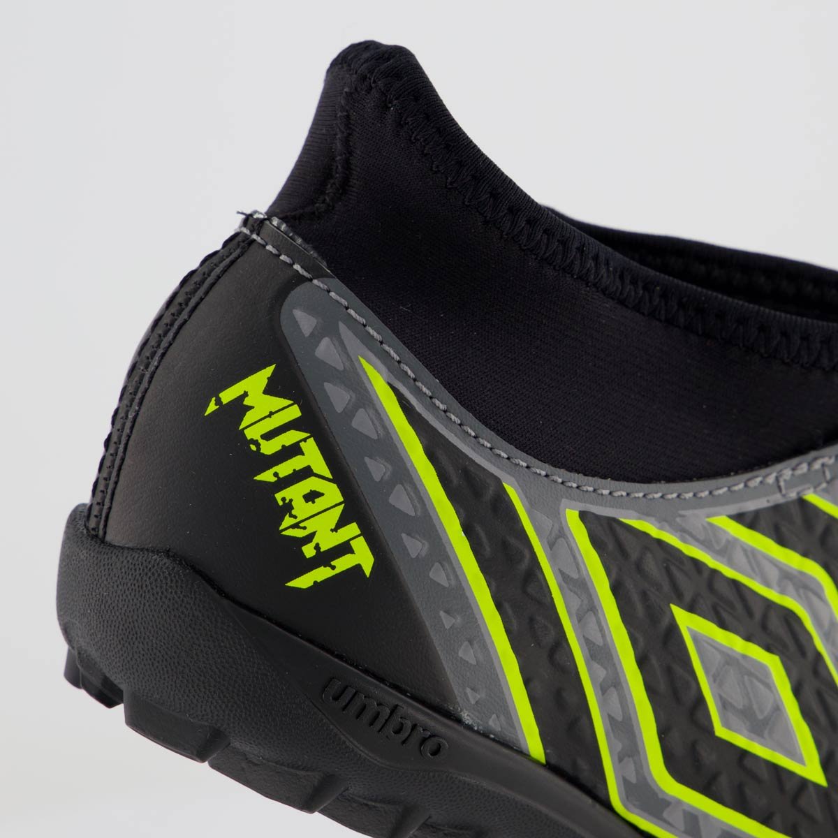 Chuteira Umbro Mutant Society Juvenil Cinza e Verde Cinza/Verde 6