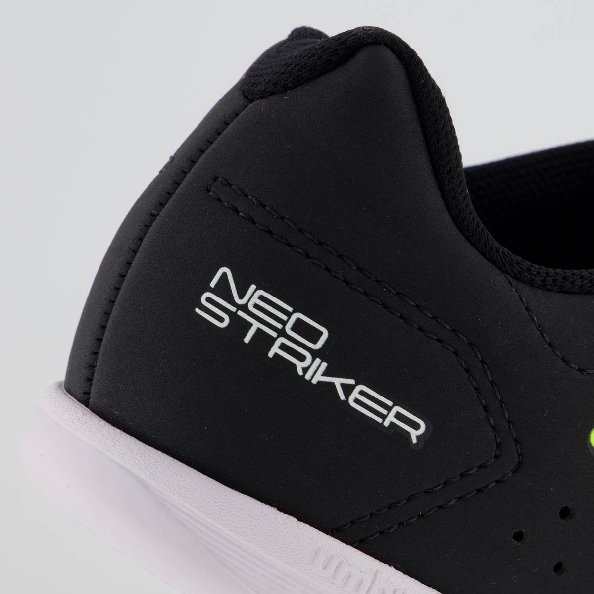 Chuteira Umbro Neo Striker Futsal Preta e Branca Preto 6