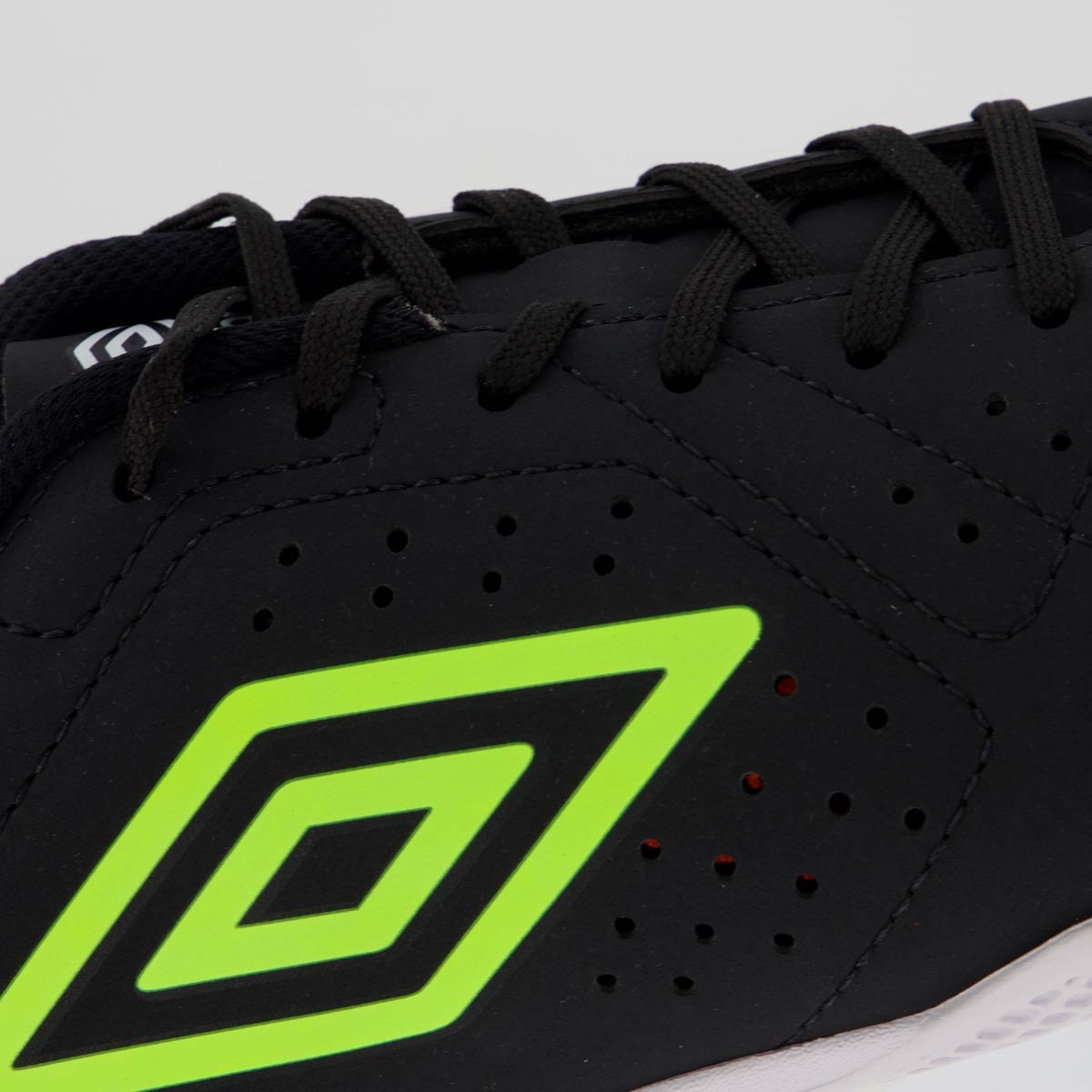 Chuteira Umbro Neo Striker Futsal Preta e Branca Preto 7