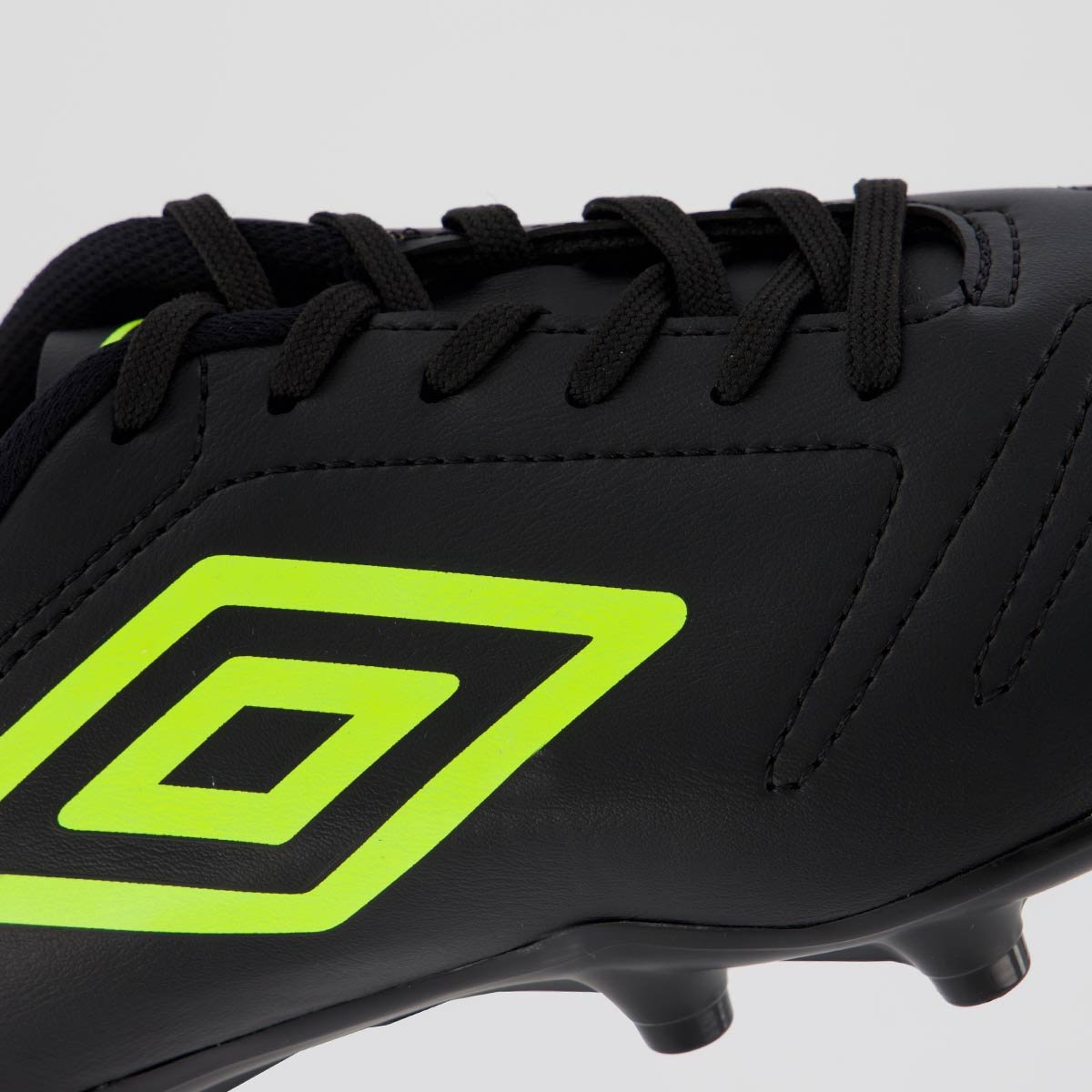 Chuteira Umbro Class Campo Preta e Verde Preto 7