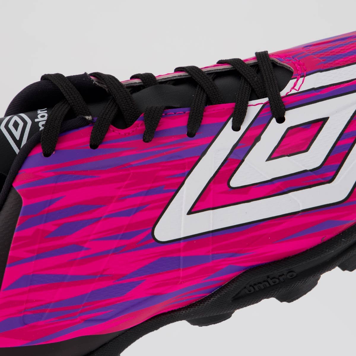 Chuteira Umbro Ultimate Society Rosa e Roxo Rosa 7