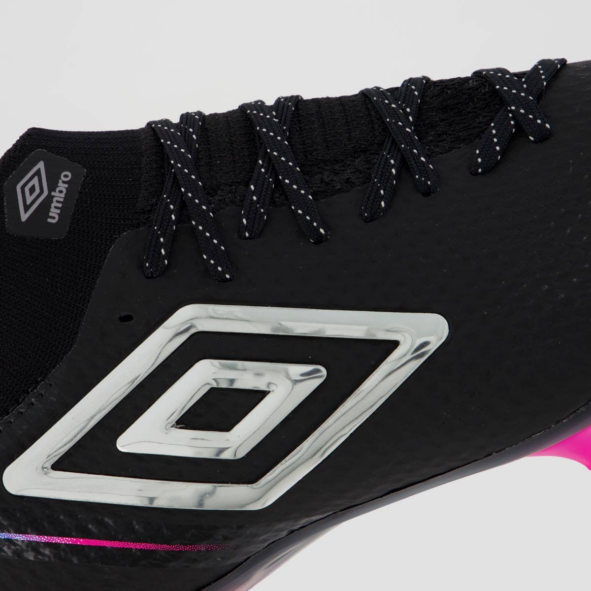 Chuteira Umbro Adamant Top Speed Pro Campo Preta e Rosa Preto/Rosa 7