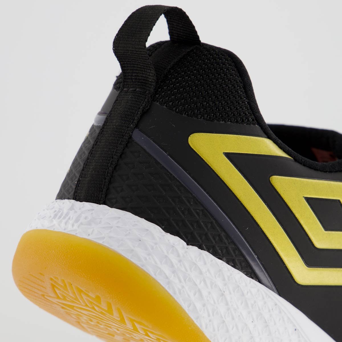 Chuteira Umbro Pro 5 Bump Futsal Preta e Dourada Preto 7