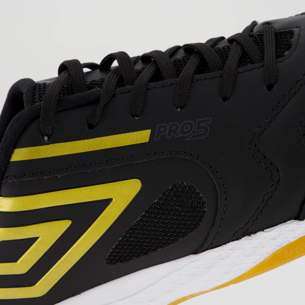 Chuteira Umbro Pro 5 Bump Futsal Preta e Dourada Preto 8