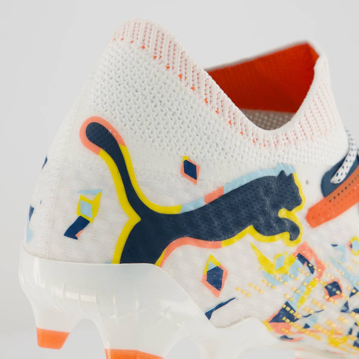Chuteira Puma Future 7 Ultimate Creativity FG/AG Campo Branca e Laranja Branco/Laranja 6