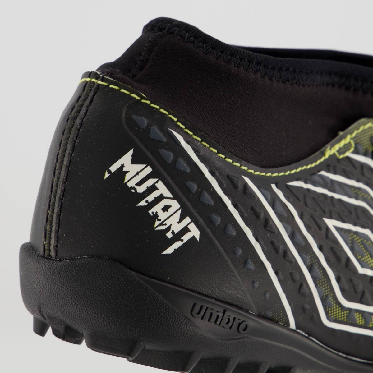 Chuteira Umbro Mutant Society Juvenil Preto 6