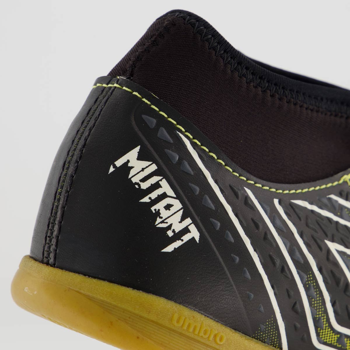 Chuteira Umbro Mutant Futsal Juvenil Preto 6