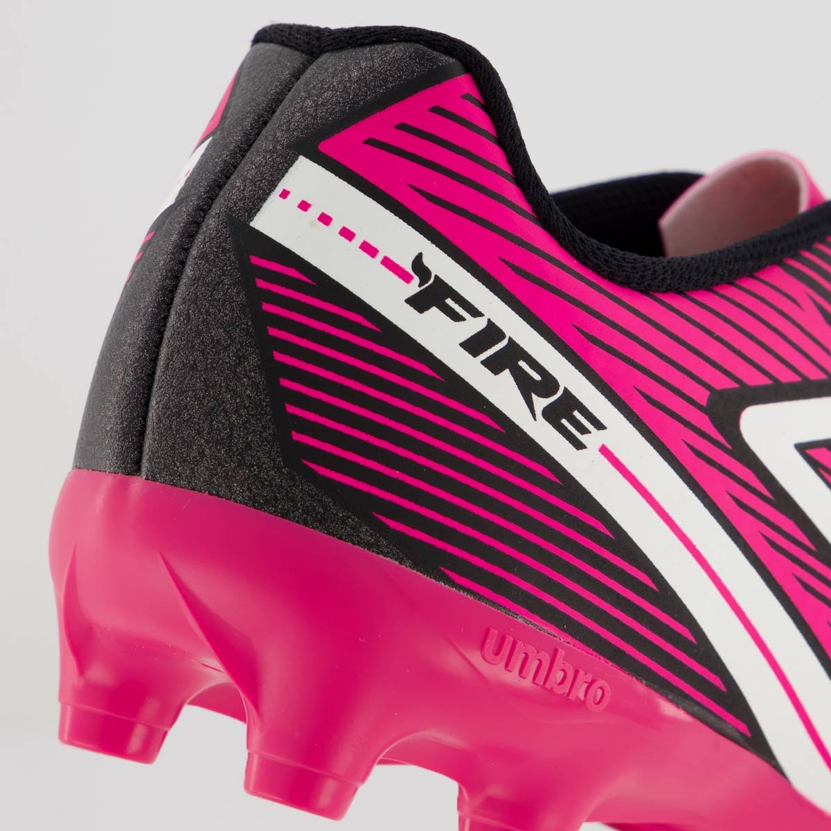 Chuteira Umbro Fire Campo Preta e Rosa Preto/Rosa 6