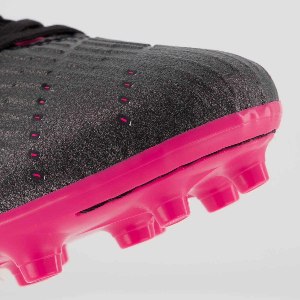 Chuteira Umbro Fire Campo Preta e Rosa Preto/Rosa 8