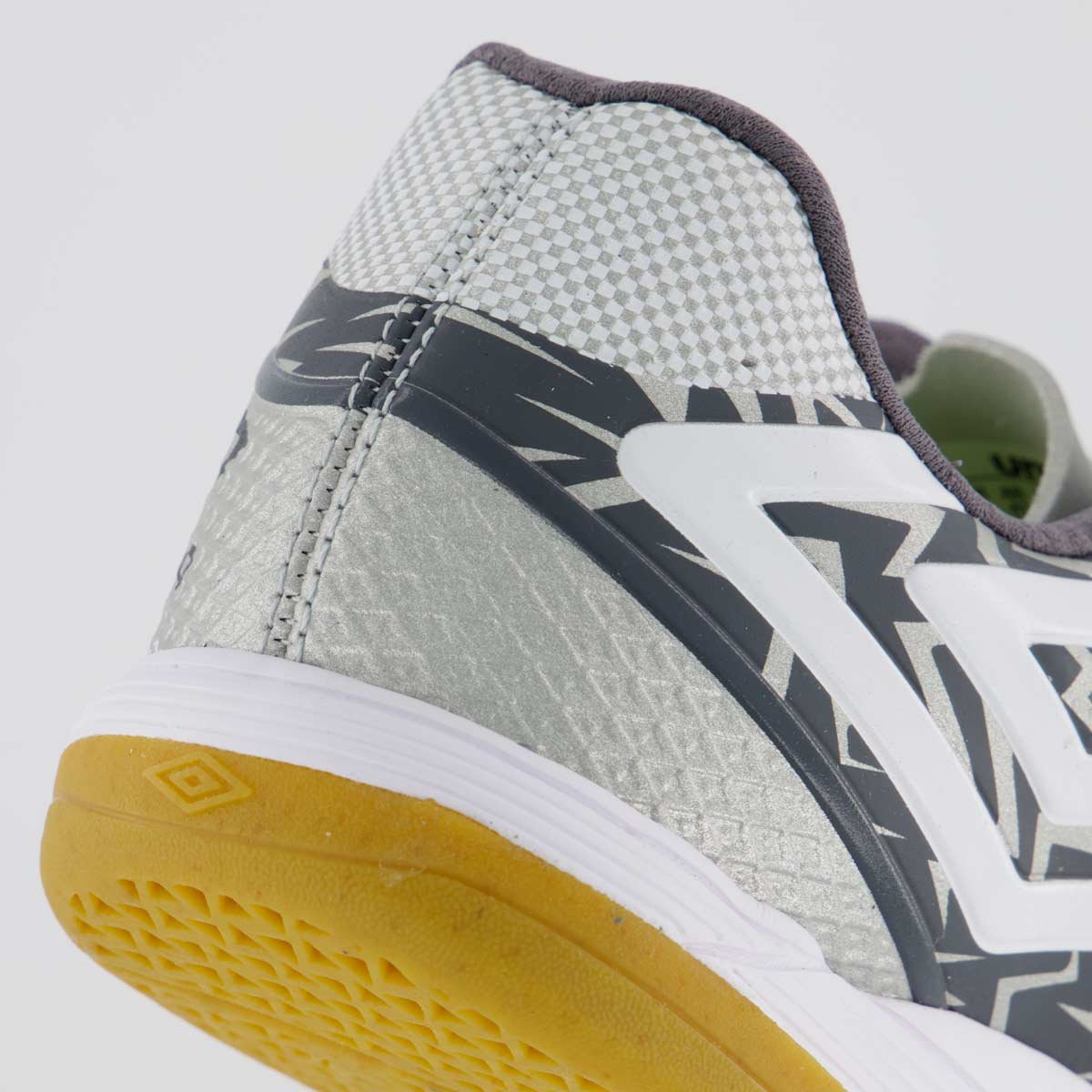 Chuteira Umbro Pro 5 Bump Club Futsal Prata Prata 6