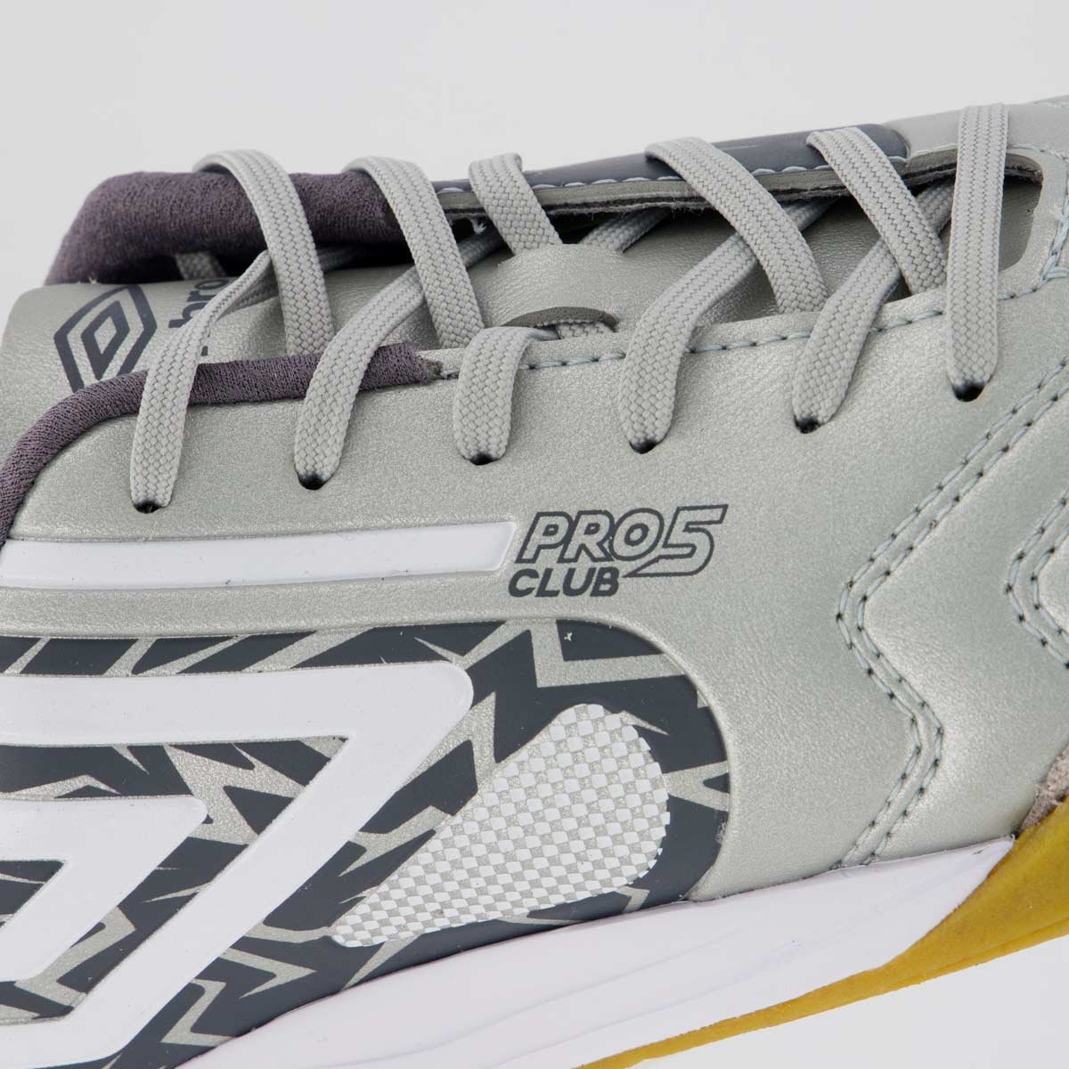 Chuteira Umbro Pro 5 Bump Club Futsal Prata Prata 7