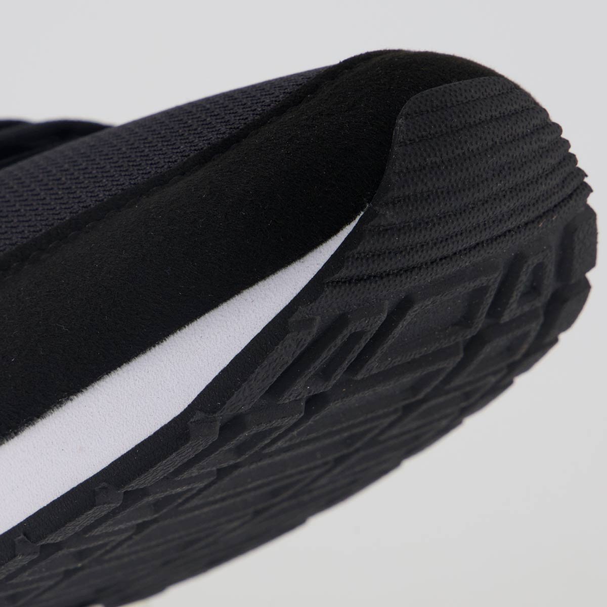 Tênis Puma ST Runner V4 Mesh Preto e Branco Preto/Branco 8