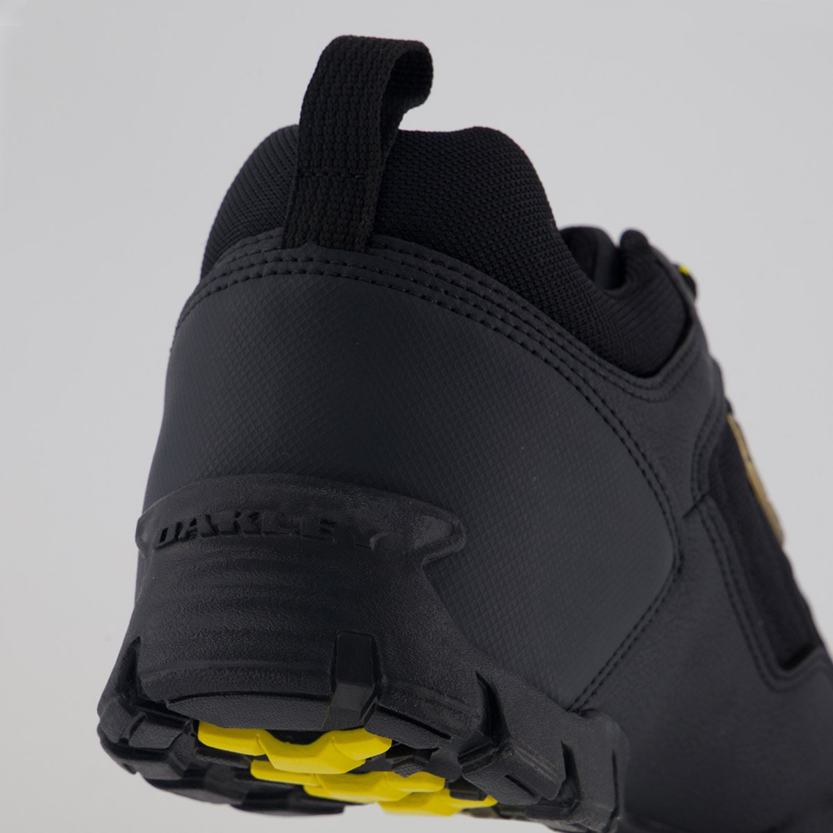 Tênis Oakley Halftrack Low II Preto e Dourado Preto/Dourado 6