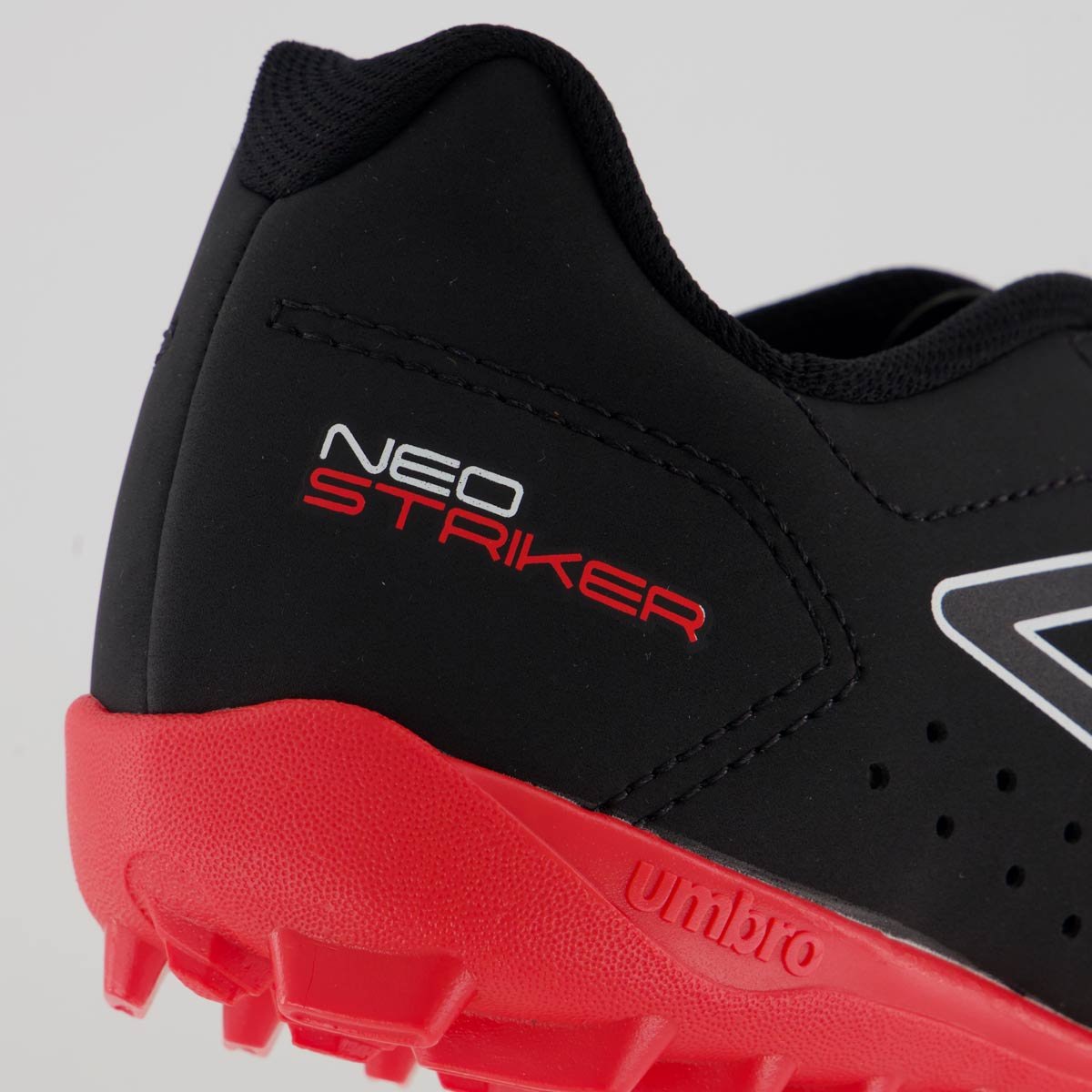 Chuteira Umbro Neo Striker Society Preta e Vermelha Preto/Vermelho 6