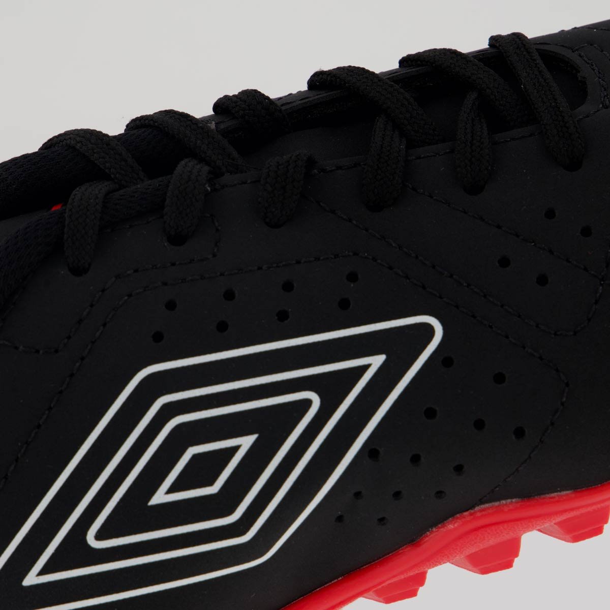 Chuteira Umbro Neo Striker Society Preta e Vermelha Preto/Vermelho 7